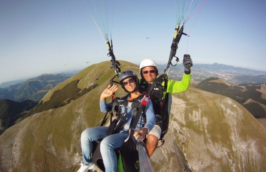 Volo in parapendio biposto sul Monte Cucco in zona Sigillo e Gubbio