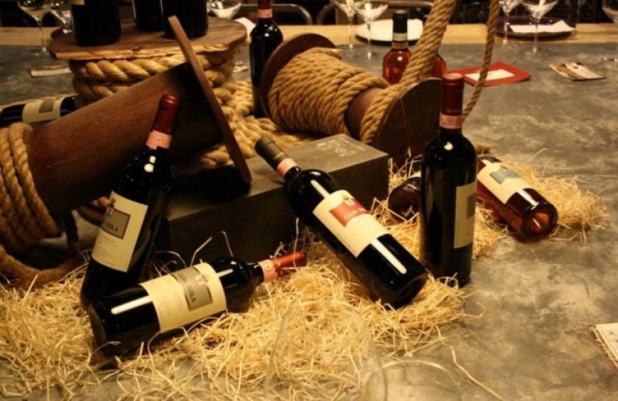 Traditions in Chianti hills: tour, wine tasting and light lunch!